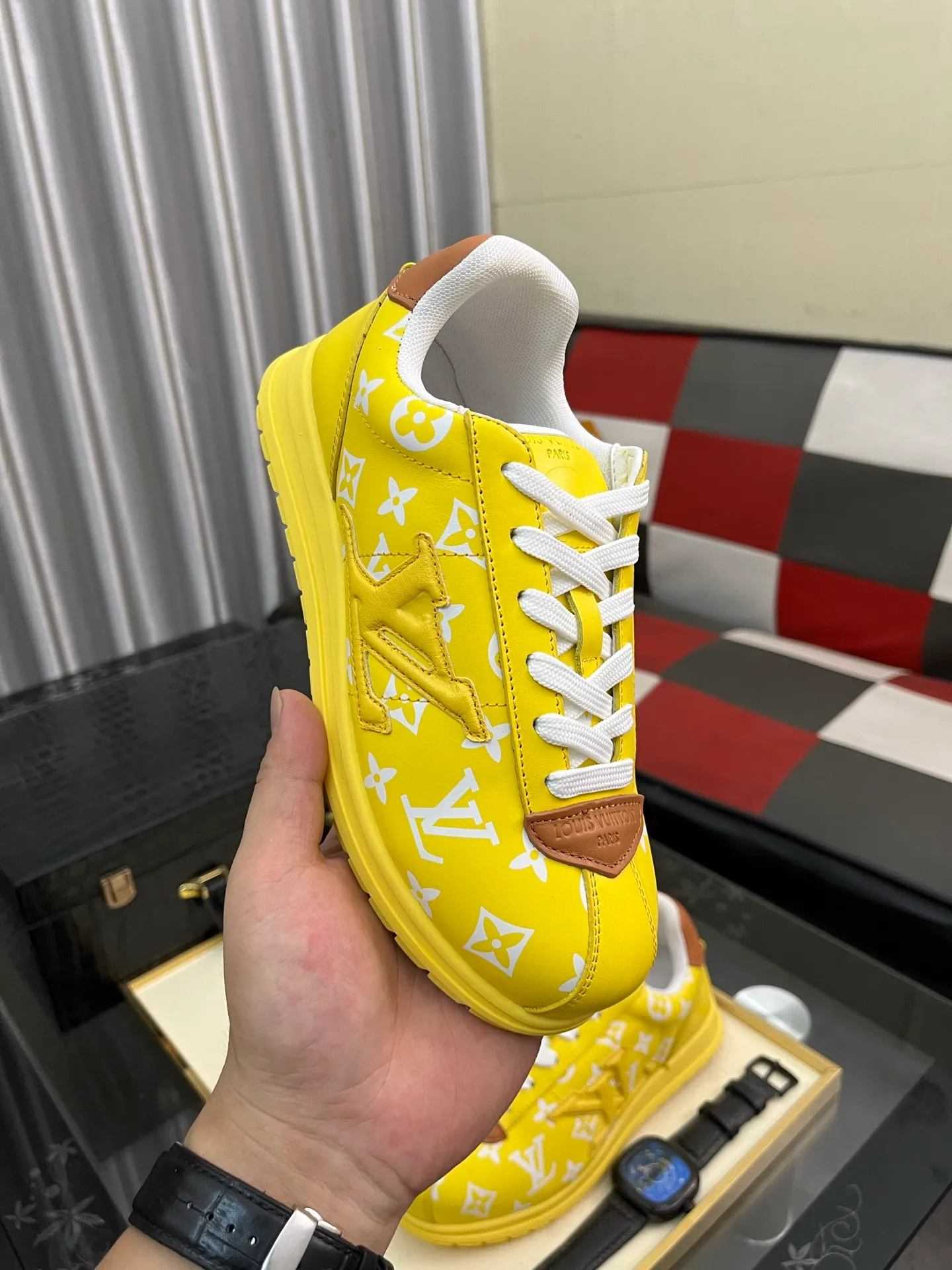 Men's shoes 💰700⌚️⌚️LV TARINE Louis Vuitton x Tyler joint model Donkey brand L family embossed couple style casual sneakers skate shoes original purchase and development This LV Trainer sneaker comes from the Louis Vuitton and Tyler collaboration series. The Monogram pattern and brand logo are transformed into nubuck calf leather embossing and side decoration respectively, witnessing the artist's creative interpretation of classic elements. The deep tones accentuate the complex upper, which requires hours of craftsmanship to complete. Exquisitely packaged at the delivery counter🛍📦 ▪️Fabrics: Original customized first-layer cowhide ▪️Inner lining: Original customized breathable mesh ▪️Outsole: Original open-molded two-color TPU combination outsole ▪️Sole thickness: 3CM ▪️Size: Women's 35-40 / Men's 38-46